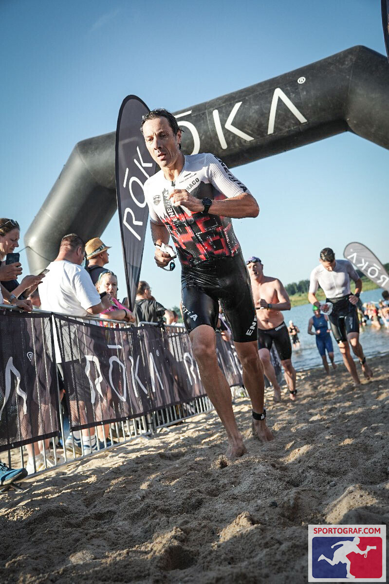 Enea Monaco esce dall'acqua durante la frazione di nuoto IRONMAN