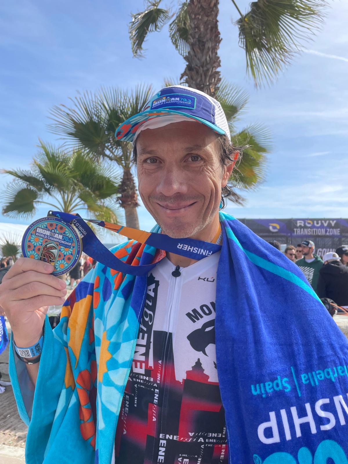Enea Monaco con la medaglia dell'IRONMAN 70.3 World Championship