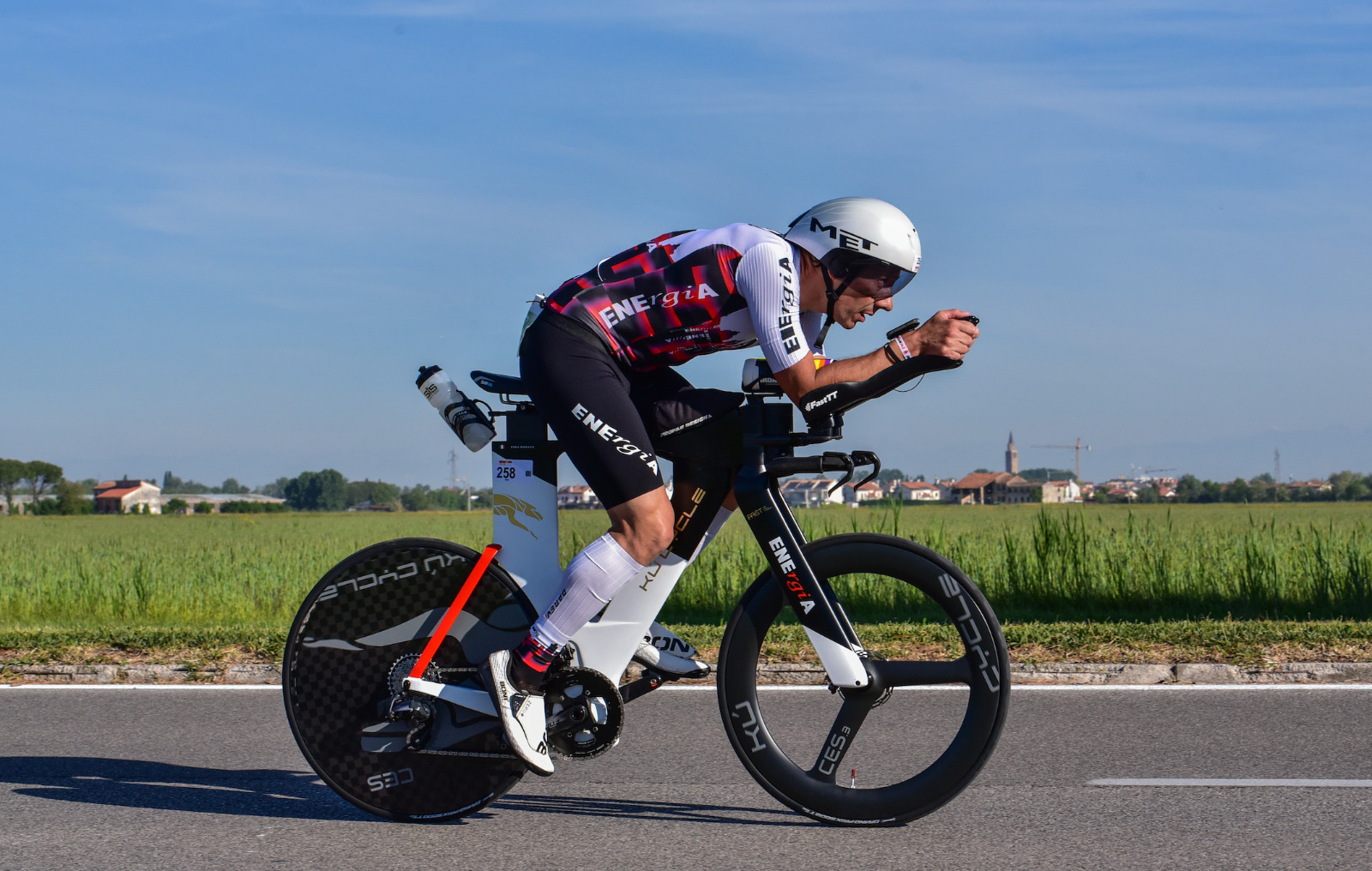 Enea Monaco in posizione aero sulla bici da crono ENErgiA