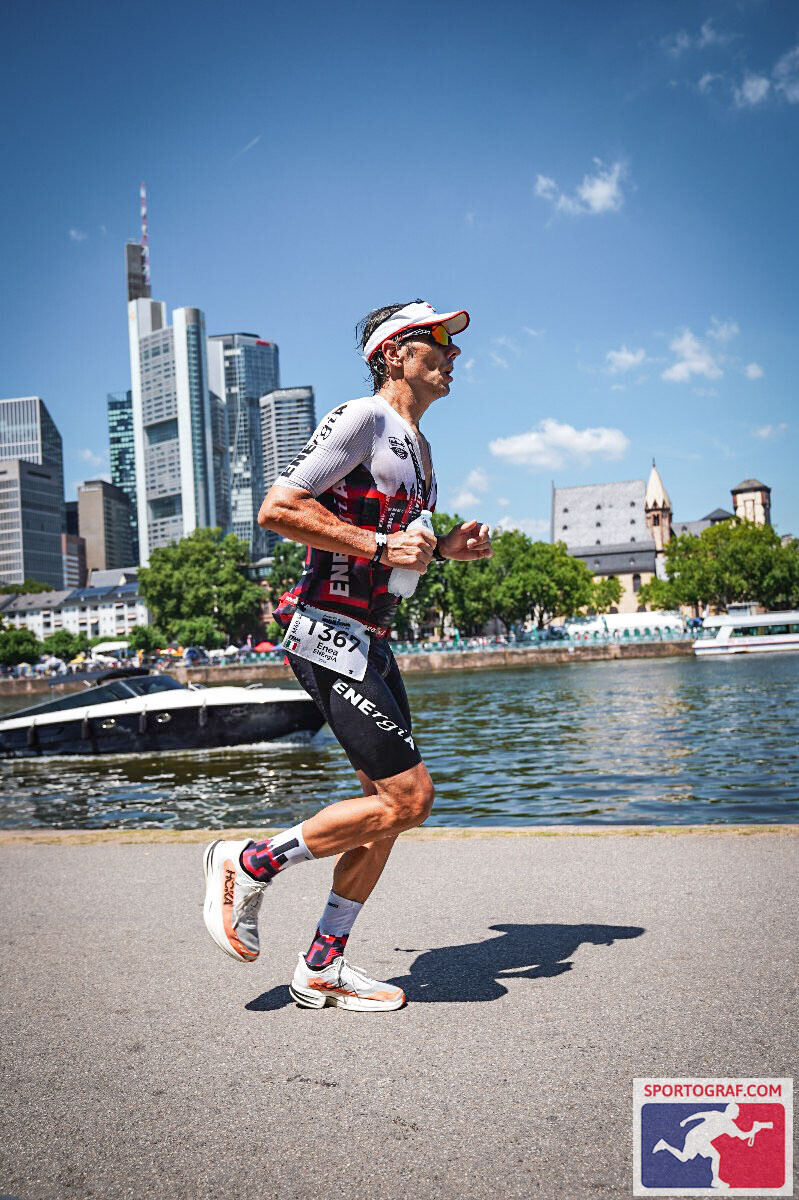 Enea Monaco in corsa all'IRONMAN di Francoforte con la tri-suit ENErgiA